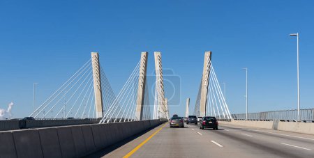 Foto de Staten Island, NY - 22 de octubre de 2022: El puente de Goethals es un par de tramos de puentes de cable, sobre el estrecho de la marea Arthur Kill, que conecta Elizabeth, Nueva Jersey a Staten Island, Nueva York. - Imagen libre de derechos