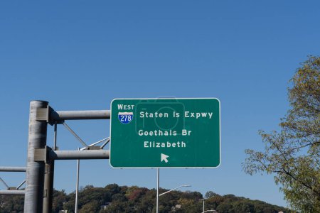 Téléchargez les photos : Staten Island, NY - 22 octobre 2022 : Panneau indiquant l'autoroute Interstate 278 West Staten Island Expressway vers Goethals Bridge et Elizabeth, New Jersey - en image libre de droit