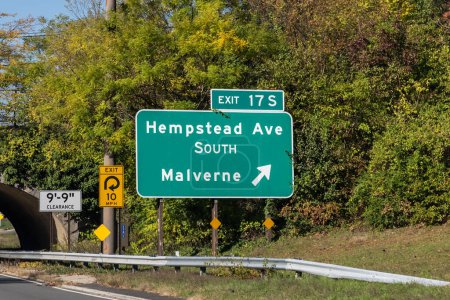 Téléchargez les photos : Panneau de sortie sur la Southern State Parkway sur Long Island, New York pour 17 S South Hempstead Ave vers Malverne. - en image libre de droit