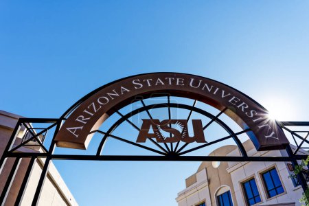 Téléchargez les photos : Phoenix, AZ - 12 novembre 2022 : Archway with Arizona State University, ASU at Barrett, The Honors College downtown. - en image libre de droit