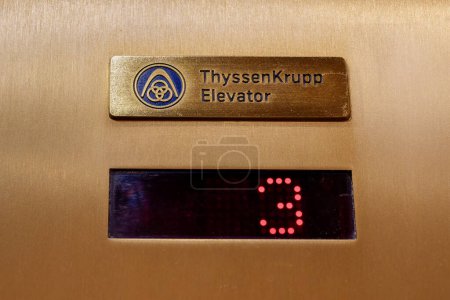 Téléchargez les photos : Chandler, AZ - 25 novembre 2022 : ThyssenKrupp Elevator, maintenant TK Elevator est en activité depuis plus de 40 ans. - en image libre de droit