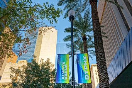 Téléchargez les photos : Phoenix, AZ - 10 novembre 2022 : Des bannières sur les phares du centre-ville disent "DTPHX" et "Always Vibing" faisant la promotion de Phoenix comme centre de culture, d'histoire, de créativité et d'innovation de l'Arizona. - en image libre de droit