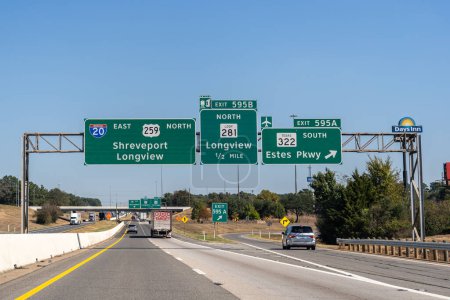 Foto de Longview, Texas - 22 de octubre de 2021: Autopista I20 salida 595A sur hacia Texas 322 - Estes Parkway y East Texas Regional Airport, y salida 595B norte hacia Loop 281 hacia Longview y la estación Amtrack. - Imagen libre de derechos