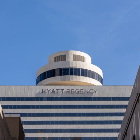 Foto de Phoenix, AZ - 11 de noviembre de 2022: El Hyatt Regency es un hotel de 4 estrellas situado en el centro de Phoenix.. - Imagen libre de derechos