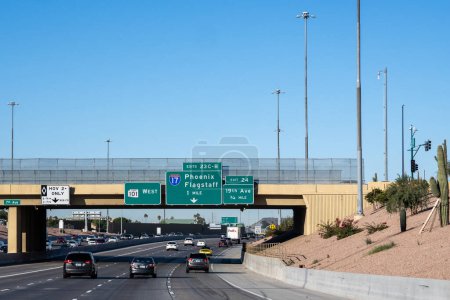 Téléchargez les photos : Phoenix, AZ - 17 novembre 2022 : Panneaux sur l'autoroute Pima, boucle 101 Ouest pour la sortie 23 C - B Interstate 17 vers Flagstaff ou Phoenix et sortie 24 pour 19th Ave. - en image libre de droit