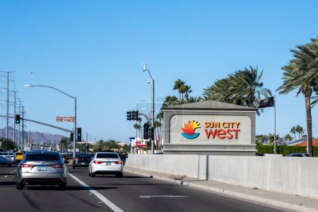 Foto de Sun City West, Arizona - Nov. 17, 2022: Sign on Bell Rd for Sun City West, a self-contained and self-governed, master planned, active adult, golf retirement community. constructed by Del Webb. - Imagen libre de derechos