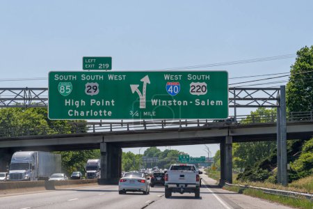 Foto de Greensboro, NC - April 24, 2022: Sign on Route 85 for Interstate 40 West and 220 South toward Winston - Salem, or 85 Business South and 29 South West toward High Point and Charlotte. - Imagen libre de derechos