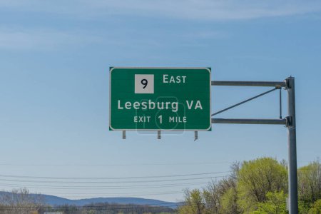 Foto de Charles Town, West Virginia - April 20. 2022: Highway exit sign on South 340, East 9 for Leesburg, Virginia - Imagen libre de derechos
