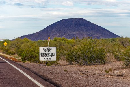 Grenzpatrouille Einwanderungskontrollpunkt vor Schild in der Wüste Arizonas nahe der Grenze zu Mexiko