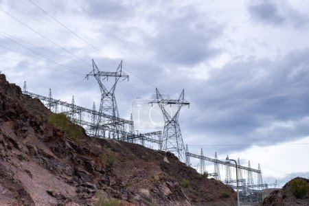 Téléchargez les photos : Structures de transmission d'électricité au barrage Parker en Californie sur le fleuve Colorado - en image libre de droit