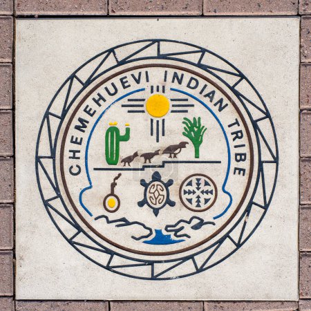 Téléchargez les photos : Lake Havasu City, Arizona - 9 mars 2023 : Sceau de la tribu indienne Chemehuevi dont la réserve est située sur la rive californienne du lac Havasu, en face du lac Havasu City, Arizona. - en image libre de droit