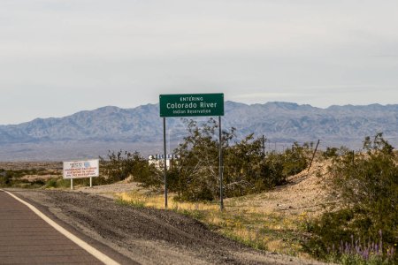 Foto de Parker, Arizona - 9 de marzo de 2023: Firma para ingresar a la reserva india del río Colorado en la ruta 95. - Imagen libre de derechos