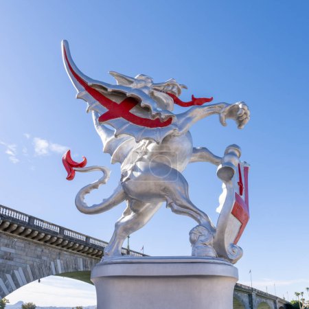 Foto de Lake Havasu City, AZ - Marzo 2023: Esta réplica de las estatuas del Dragón de la Ciudad de Londres, originalmente marcando los límites de Londres, diseñado por el Arquitecto de la Ciudad, J. B. Bunning en 1849, se encuentra junto al Puente de Londres - Imagen libre de derechos
