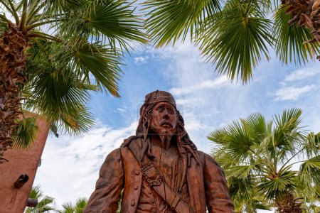Téléchargez les photos : Parker, AZ - 10 mars 2023 : Le pirate en bois sculpté est au Pirate's Den RV Resort et à la Marina sur le fleuve Colorado. dans le comté de La Paz. - en image libre de droit
