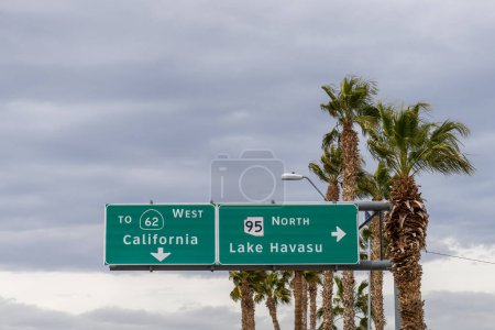 Téléchargez les photos : Panneaux routiers à Parker, Arizona pour AZ95 Nord vers le lac Havasu et CA62 Ouest vers la Californie - en image libre de droit