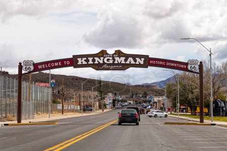 Téléchargez les photos : Kingman, AZ - 11 mars 2023 : Bienvenue à Kingman voûte au-dessus de la route que vous entrez dans la ville. Kingman est connu comme le cœur de la Route historique 66. - en image libre de droit