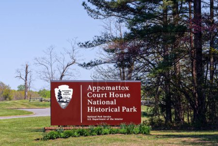 Foto de Appomattox, VA - 20 de abril de 2022: Señal para Appomattox Court House National Historical Park, ubicación del general confederado Robert E. Lee entregando su ejército al general de la Unión Ulysses S. Grant. - Imagen libre de derechos