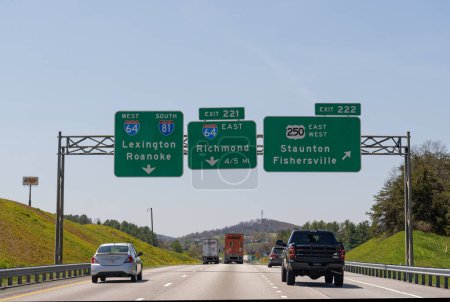 Téléchargez les photos : Staunton, VA - 20 avril 2022 : Interstate 81 vers Lexington et Roanoke et panneaux pour la sortie 221 East Interstate 64 East vers Richmond, sortie 222 pour US 250 vers Staunton et Fishersville - en image libre de droit