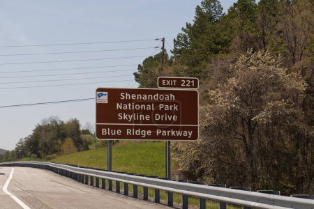 Téléchargez les photos : Staunton, VA - 20 avril 2022 : Panneau de la sortie 221 de l'Interstate 81 pour la promenade Skyline du parc national Shenandoah et la promenade Blue Ridge avec logo pour l'America's Byways. - en image libre de droit