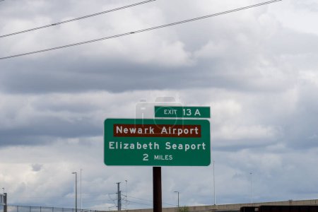 Téléchargez les photos : Panneau pour la sortie 13A sur le pont tournant I95 du New Jersey pour l'aéroport de Newark et le port maritime d'Elizabeth - en image libre de droit