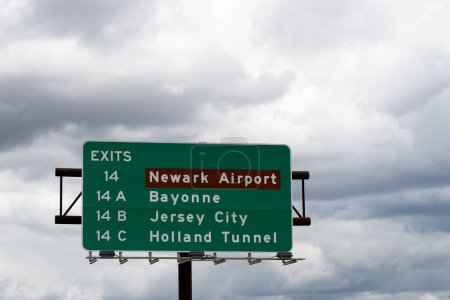 Téléchargez les photos : Panneau pour la sortie 14 sur la passerelle New Jersey I95 pour l'aéroport de Newark et 14A Bayonne, 14B Jersey City et 14C Holland Tunnel - en image libre de droit