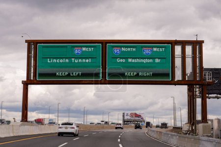 Foto de Newark, NJ - 3 de mayo de 2023: Señalización de salida cambiable en la autopista I95 de Nueva Jersey para I80 West y el túnel Lincoln, y I95 North, I280 West hacia el puente George Washington. - Imagen libre de derechos