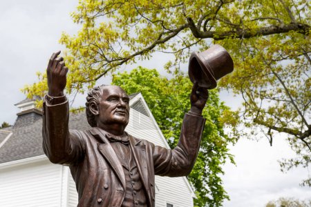 Téléchargez les photos : Bethel, CT - 3 mai 2023 : Cette statue de Phineas Taylor (P.T.) Barnum, du sculpteur David Gesualdi, se tient devant la bibliothèque. Barnum est né à Bethel, Connecticut. - en image libre de droit