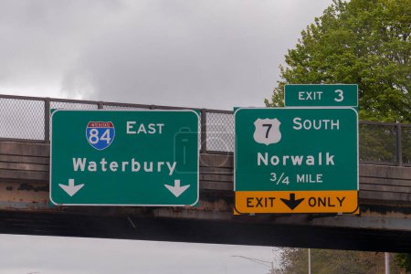 Téléchargez les photos : Sortie 3 panneau pour US7 South vers Norwalk, Connecticut sur Interstate * $Yankee Expressway East vers Waterbury, Connecticut - en image libre de droit