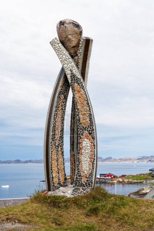 Foto de Nuuk, Groenlandia - 21 de agosto de 2023: Esta escultura inussuk de Niels Motfeldt fue creada con hormigón, cobre y piedras recolectadas en las costas de Groenlandia. Los 3 pilares simbolizan al pueblo de Groenlandia - Imagen libre de derechos