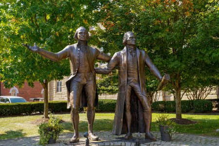 Foto de Washington, PA - 28 de septiembre de 2023: Estatua en Washington y Jefferson College of George Washington y Thomas Jefferson por Alan Cottrill - Imagen libre de derechos