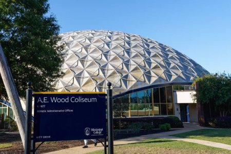 Téléchargez les photos : Clinton, Mississippi - 18 oct. 2023 A.E. Bâtiment Wood Coliseum au Mississippi College. Il est appelé le dôme d'or parce qu'il est l'un des 50 bâtiments en aluminium anodisé or aux États-Unis. - en image libre de droit