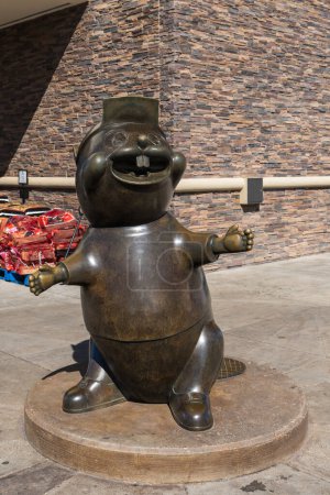Foto de Terrell, TX - 16 de octubre de 2023: Esta estatua de castor de bronce te saluda a la entrada del Terrell, Texas Buc-ee 's. - Imagen libre de derechos