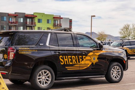Téléchargez les photos : Fountain Hills, AZ - 14 mars 2023 : Véhicule du shérif du comté de Maricopa stationné au bureau du shérif du comté à l'hôtel de ville de Fountain Hills. - en image libre de droit