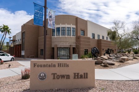 Téléchargez les photos : Fountain Hills, AZ - 14 mars 2023 : Hôtel de ville de Fountain Hills - en image libre de droit