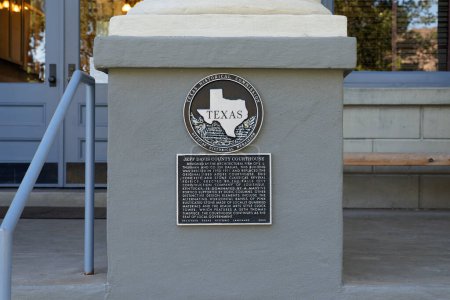 Foto de Fort Davis, TX - 11 de octubre de 2023: Medallón Oficial de la Comisión Histórica de Texas para el Palacio de Justicia del Condado de Jeff Davis. - Imagen libre de derechos