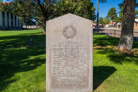 Foto de Fort Davis, TX - 11 de octubre de 2023: Este monumento a Fort Davis se encuentra en los terrenos del Tribunal del Condado de Jeff Davis y honra a los tejanos que sirvieron a la Confederación.. - Imagen libre de derechos