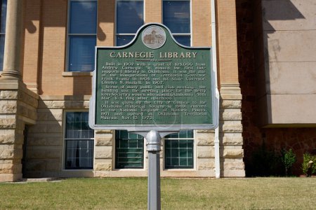 Téléchargez les photos : Guthrie, Oklahoma - 16 septembre 2021 : Panneau devant l'historique bibliothèque Carnegie, site de l'inauguration du premier gouverneur de l'Oklahoma, Charles N. Haskell, en 1907. - en image libre de droit