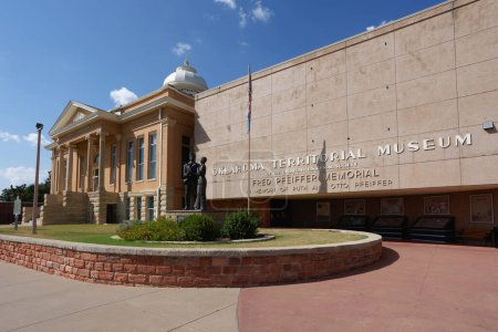 Téléchargez les photos : Guthrie, Oklahoma - 16 septembre 2021 : Oklahoma Territorial Museum, Carnegie Library, and Statehood statue. sur East Oklahoma Ave. - en image libre de droit