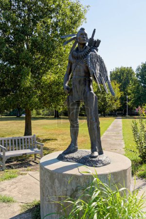 Foto de Muskogee, Oklahoma - 16 de septiembre de 2021: "Chickasaw Warrior" de Enoch Kelly Haney se encuentra en el campus del Bacone College. - Imagen libre de derechos