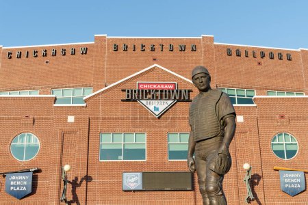Téléchargez les photos : Oklahoma City, OK - 16 sept. 2021 : Statue de l'ancien receveur professionnel de baseball Johnny Bench, par Paul Moore, à l'extérieur de Chickasaw Bricktown Ballpark. - en image libre de droit