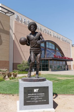 Photo for Canyon, Texas - Sept 20, 2021: Bronze statue of NBA Hall of Famer Maurice "Mo" Cheeks in his No. 10 West Texas State basketball jersey by sculptor Brian Hanlon. - Royalty Free Image