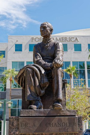 Foto de Chandler, AZ - 4 de octubre de 2021: Estatua del Dr. A. J. Chandler por Igor Zorkin. El Dr. Chandler fue el fundador de la ciudad con su nombre y fue fundamental en la creación de un sistema temprano de canales en el desierto - Imagen libre de derechos