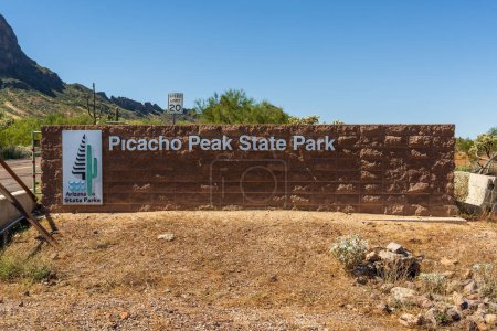 Foto de Condado de Pinal, Arizona - 6 de octubre de 2021: firma en la entrada del Parque Estatal Picacho Peak. - Imagen libre de derechos