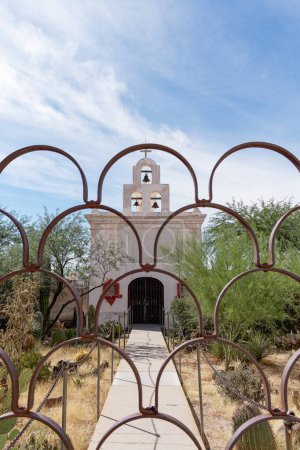 Blick durch das Tor der Ende des 17. Jahrhunderts erbauten Totenkapelle und des Glockenturms der Mission San Xavier in Tucson, Arizona