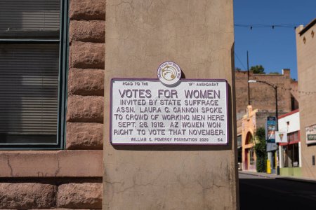 Téléchargez les photos : Bisbee, AZ - 10 octobre 2021 : Laura Gregg Cannon, conférencière américaine et organisatrice du mouvement pour le droit de vote des femmes, s'est adressée à une foule d'ouvriers ici le 26 septembre 1912. - en image libre de droit