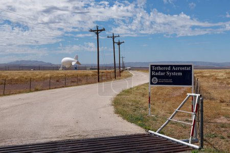 Foto de Marfa, TX - 13 de octubre de 2021: El Sistema de Radar Aerostático Atado ayuda a la Protección Fronteriza de los Estados Unidos a detectar pequeños aviones que entran al país desde el sur. - Imagen libre de derechos