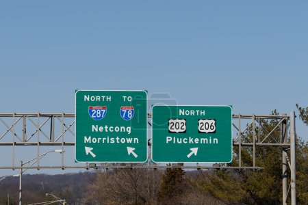 Téléchargez les photos : Panneaux de sortie d'autoroute pour US-202 Nord, US-206 Nord pour Pluckemin, New Jersey et I-287 I-78 Nord vers Netcong et Morristown, New Jersey - en image libre de droit