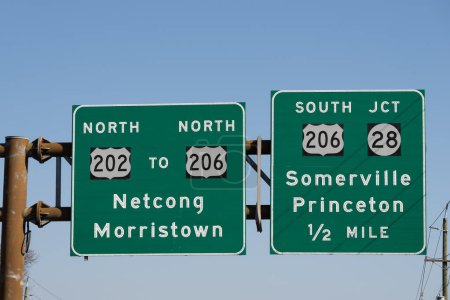 Téléchargez les photos : Panneaux de sortie de l'autoroute US-202 Nord vers US-206 Nord pour Netcong et Morristown, New Jersey et US-206 North Junction NJ-28 pour Somerville et Princeton, New Jersey - en image libre de droit