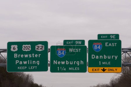 Téléchargez les photos : Exit signs on I-684 for I-84 West to Newburgh, New York and East to Danbury, Connecticut ass well as US-6, US-202 and NY-22 to Brewster and Pawling - en image libre de droit