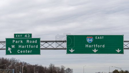 Téléchargez les photos : Panneaux sur l'Interstate 84 à West Hartford, Connecticut pour la sortie 43 à Park Road et West Hartford Center et continuer sur l'I-84 à Hartford - en image libre de droit